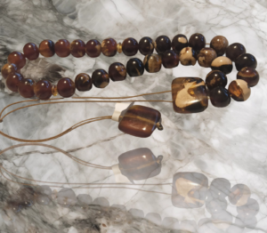 Amber kompoloi - 33 round beads - I1333_WM_1